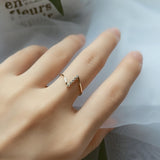 Tynd ring i hvidguld med zirkon i Z-form