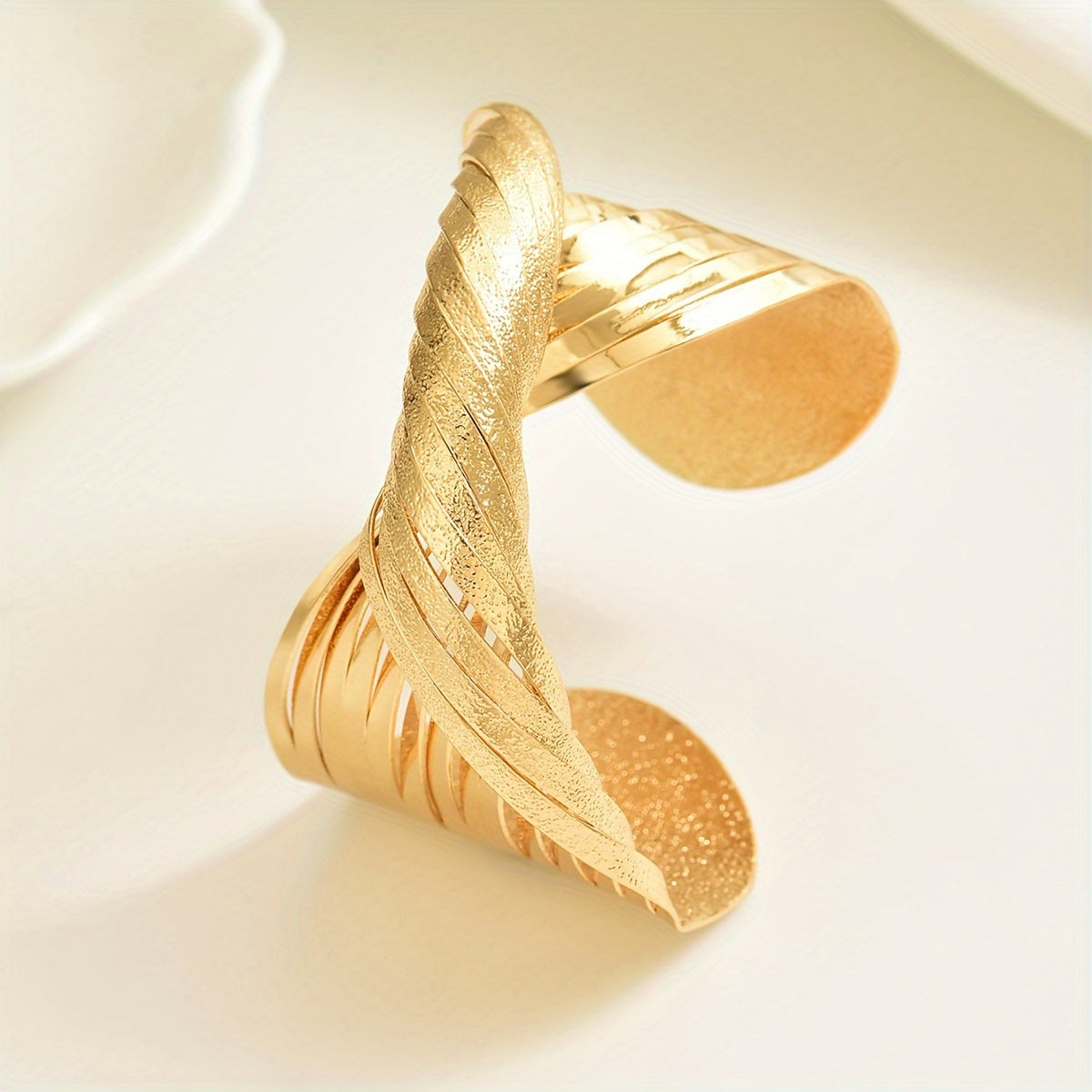 Strikket armbånd i mat hvidguld